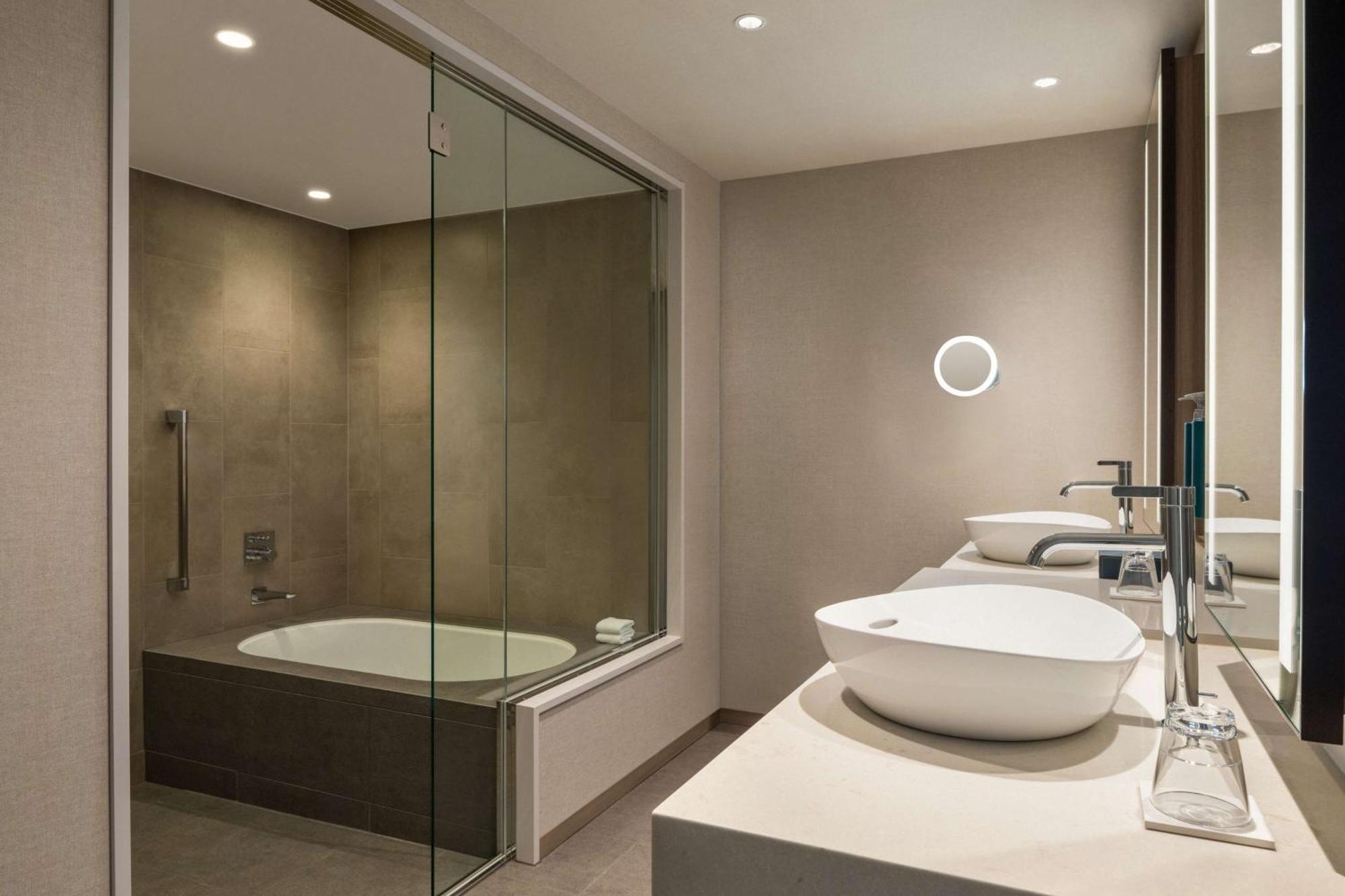โรงแรม Doubletree By Hilton Castle 4*